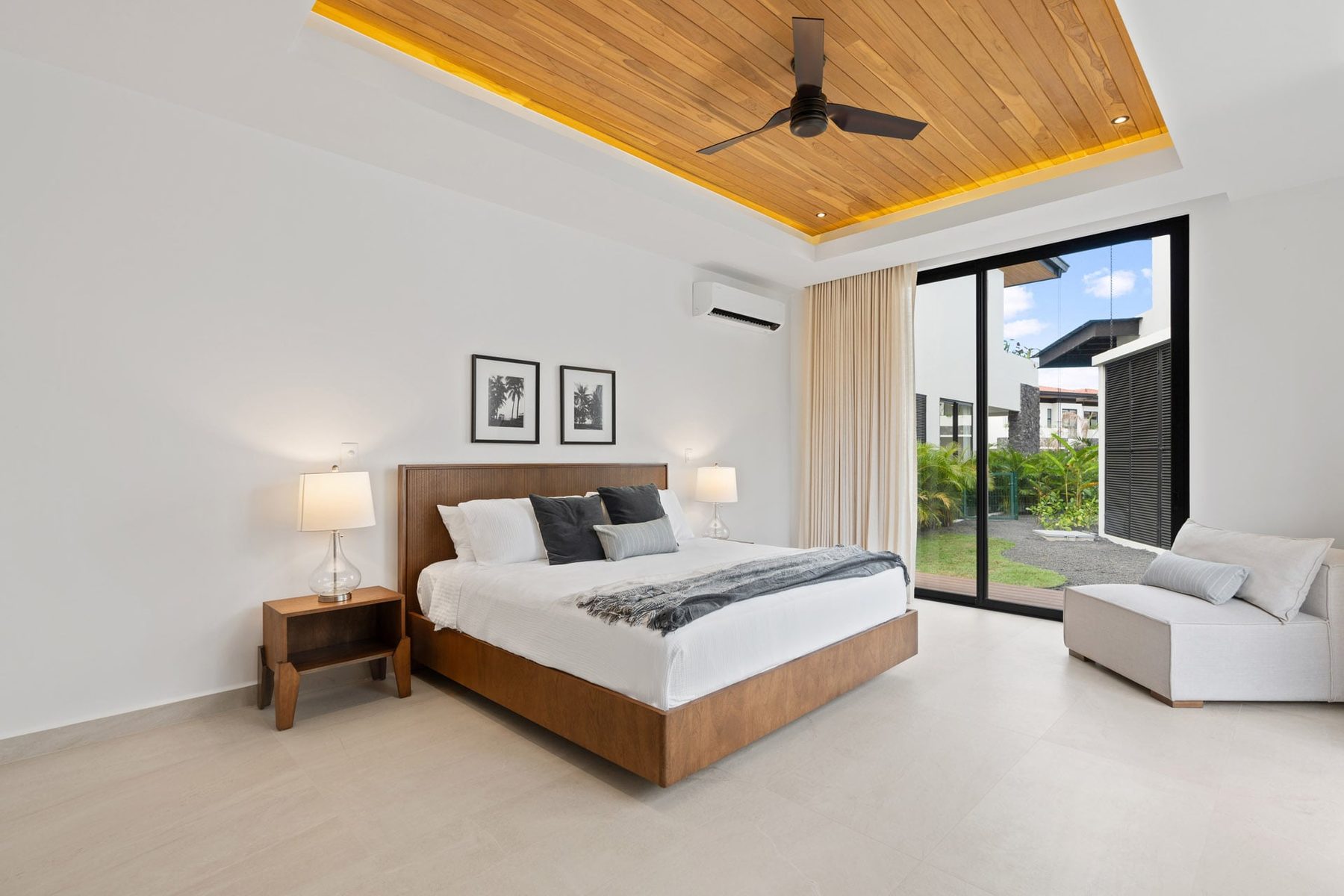 King bedroom with warm wood ceiling detail at Diamante del Bosque
