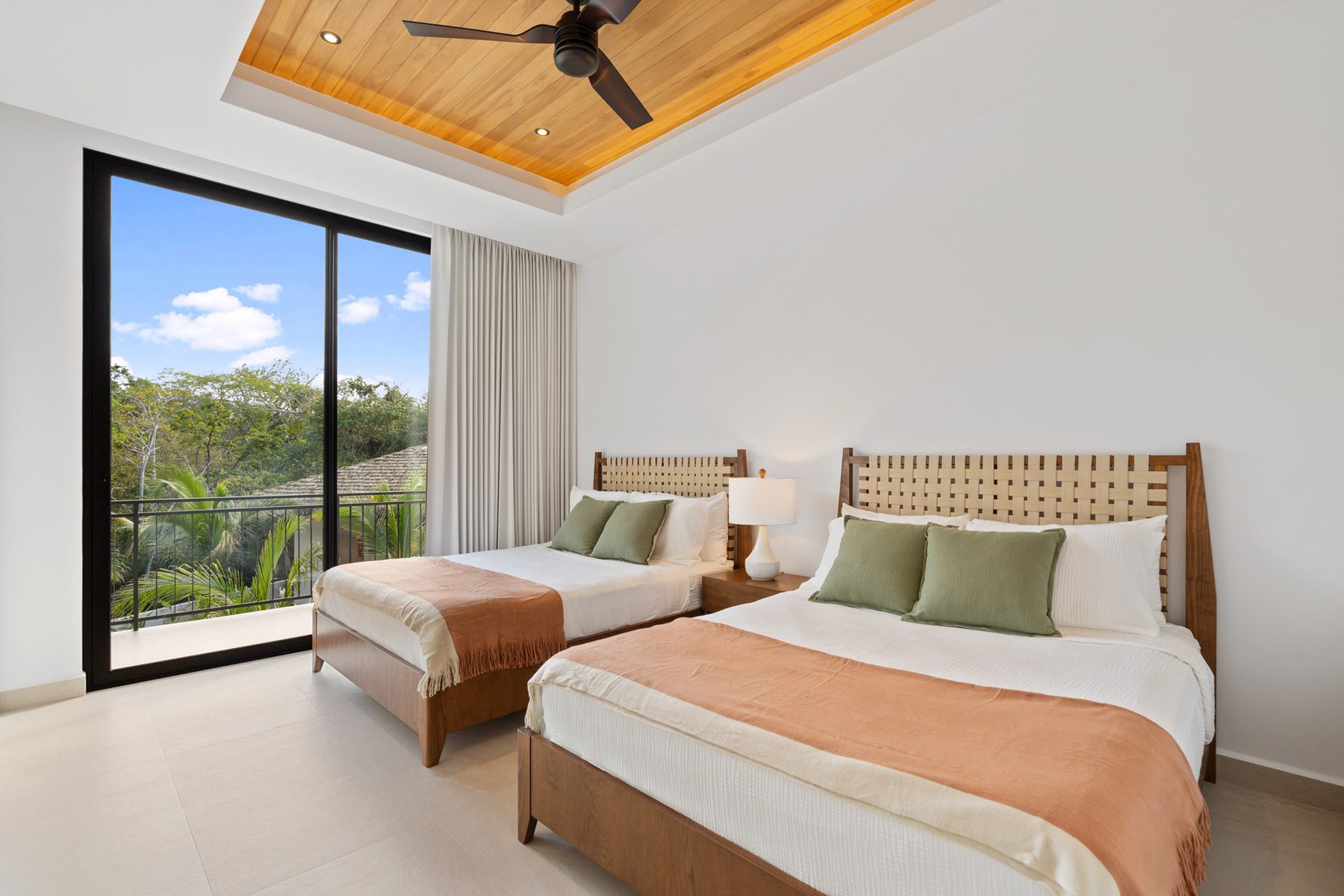 Guest bedroom with two beds and natural textures at Diamante del Bosque
