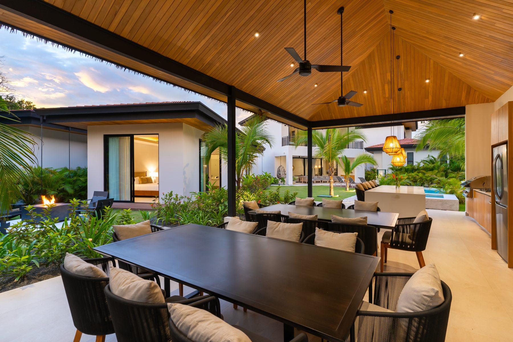 Two dining tables set overlooking tropical greenery at Diamante del Bosque