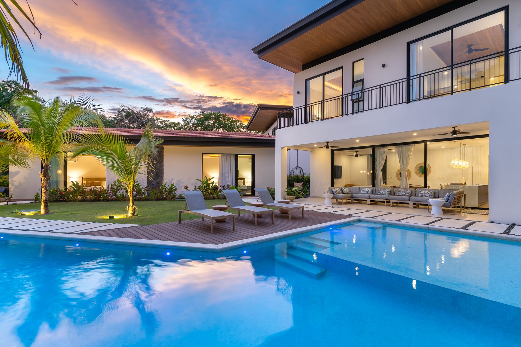 Private pool surrounded by palms and sun loungers at Diamante del Bosque