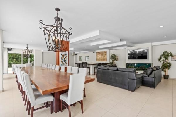 Open-plan living and dining space at Rancho de Sueños
